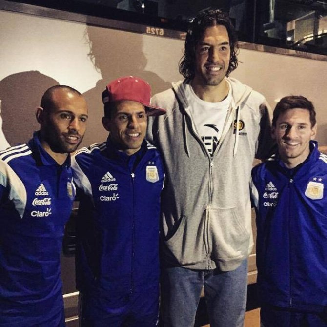 twitter nuotr./Luisas Scola su Argentinos futbolininkais