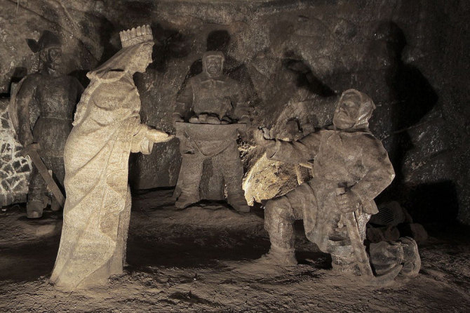 Druskos skulptūros 135 metrai po žeme Veličkos druskos kasykloje