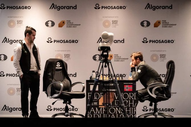 FIDE nuotr./Janas Nepomniaščis ir Magnusas Carlsenas