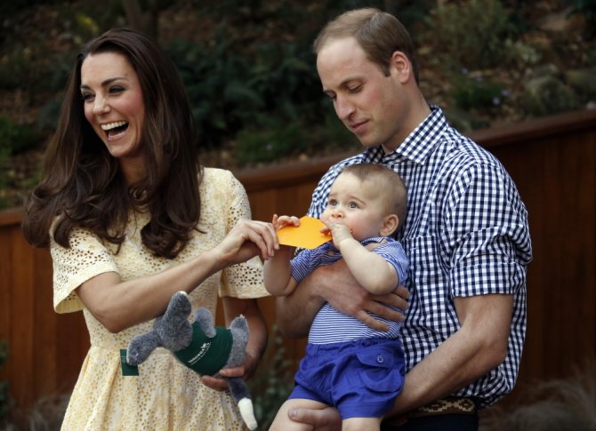 „Reuters“/„Scanpix“ nuotr./Princas Williamas ir Kembridžo hercogienė Catherine su sūnumi George'u 2014-ųjų balandį