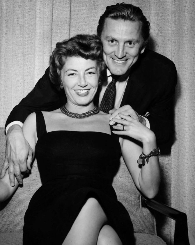 Vida Press nuotr./Kirkas Douglasas su žmona Anne 1954 metais