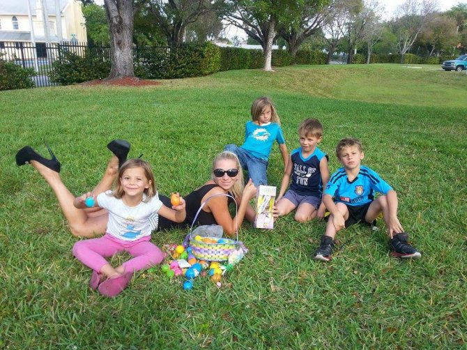 Asmeninio albumo nuotr./Erika Santos su vaikais švenčia Velykas