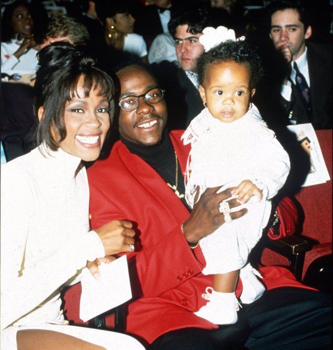 AOP nuotr./Whitney Houston ir Bobby Brownas su dukra Bobbi Kristina Brown (1994 m.)