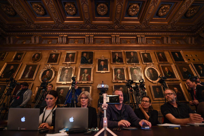 AFP/„Scanpix“ nuotr./Žurnalistai laukia Nobelio premijos paskelbimo
