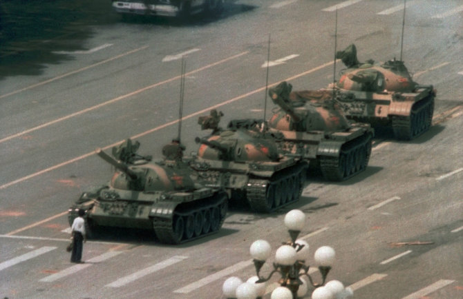 „Scanpix“/AP nuotr./Garsioji nuotrauka iš Tiananmenio aikštės žudynių Pekine 1989 metais