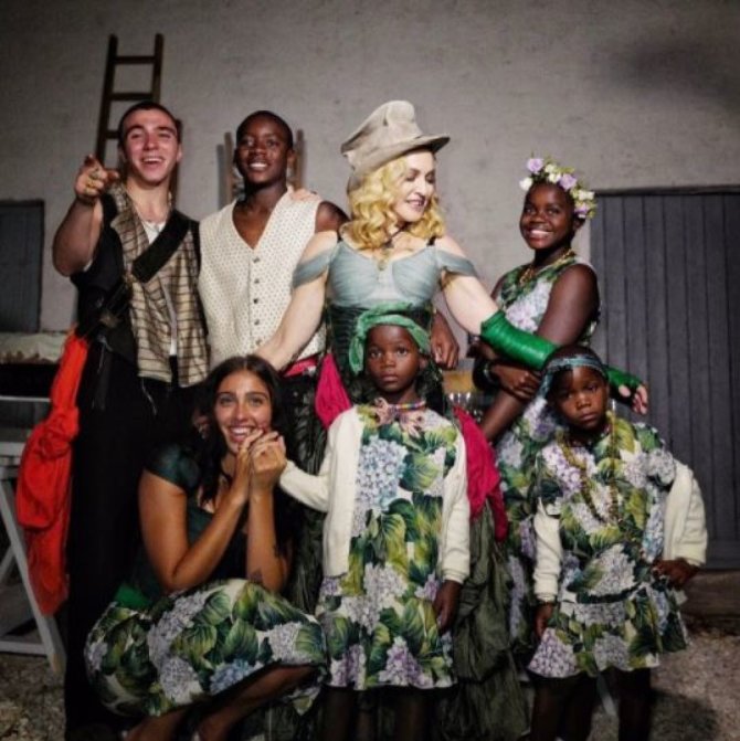Instagram nuotr./Madonna su visais šešiais savo vaikais