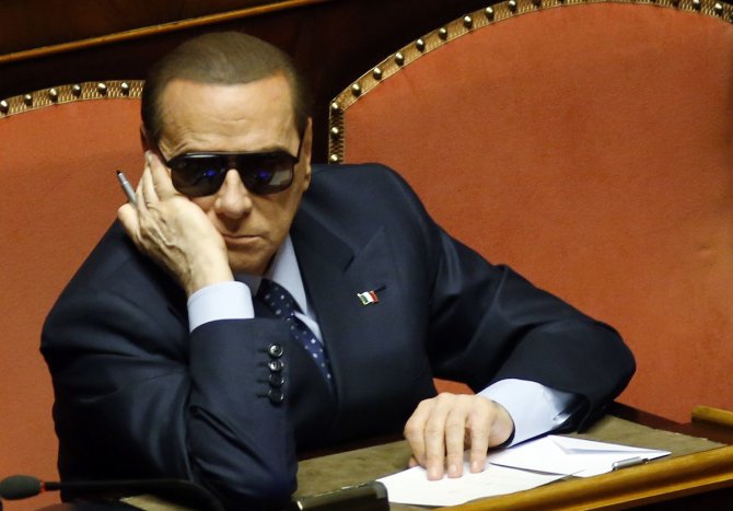 „Reuters“/„Scanpix“ nuotr./Silvio Berlusconi vis dar turi didžiulę politinę įtaką Italijoje