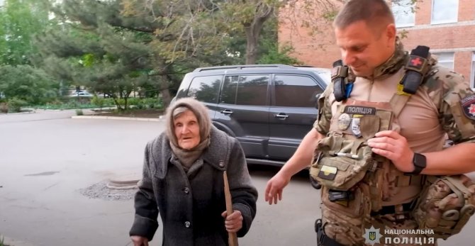 Stopkadras/98 m. ukrainietė krentant bomboms pėsčiomis nuėjo 10 km