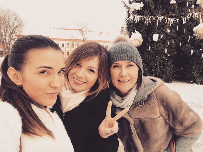 Asmeninė nuotr./Urtė Šilagalytė su seserimi Andre ir mama Jolanta