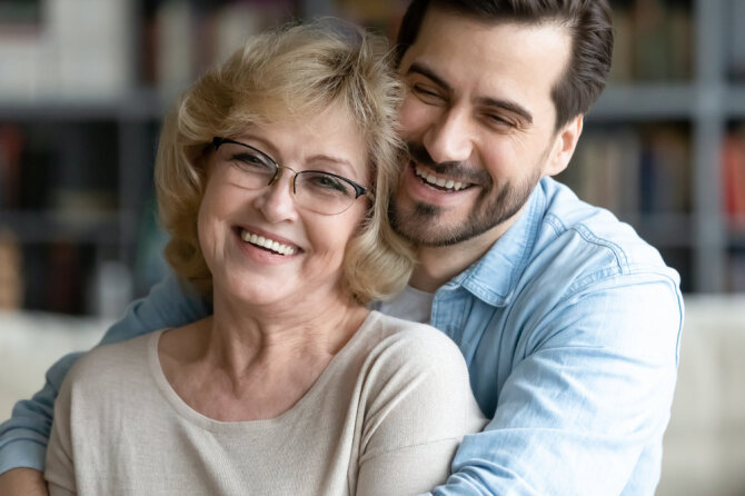 Shutterstock nuotr./Vyresnė moteris su jaunesniu vyru