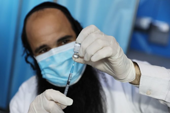 „Reuters“/„Scanpix“ nuotr./Vakcinavimas Jeruzalėje