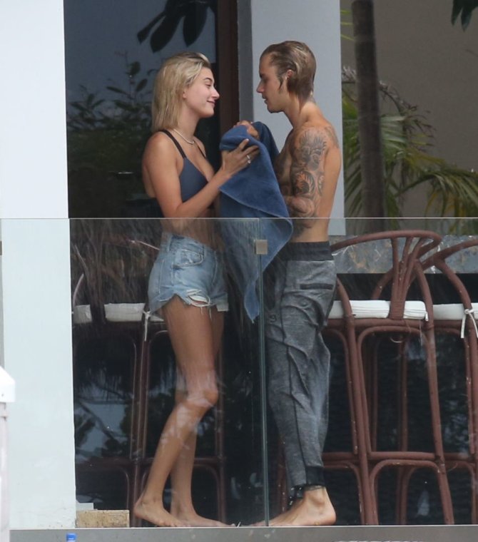 Vida Press nuotr./Justinas Bieberis ir Hailey Baldwin anksčiau šį mėnesį Majamyje