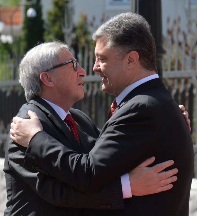 AFP/„Scanpix“ nuotr./Jeanas-Claude'as Junckeris ir Petro Porošenka