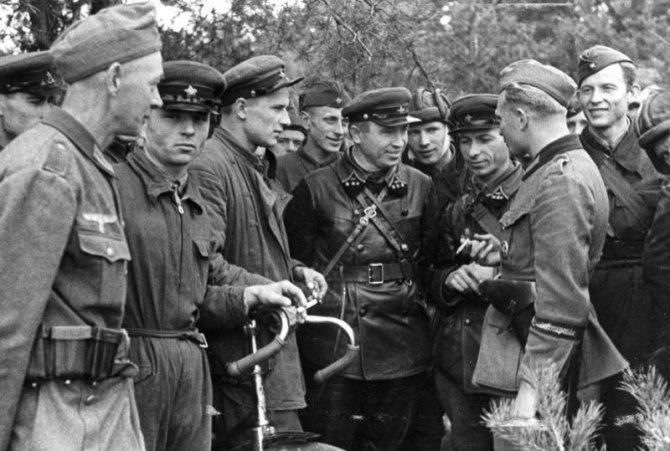 Wikipedia.org nuotr./Sovietų ir vokiečių karių susitikimas po bendros Lenkijos operacijos