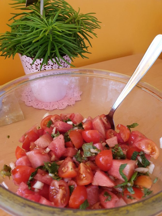 Asmeninė nuotr./Gaivios arbūzo ir pomidorų su mėta salotos