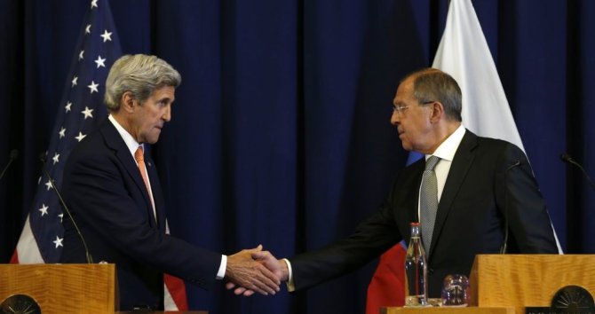 „Scanpix“/AP nuotr./Johnas Kerry ir Sergejus Lavrovas