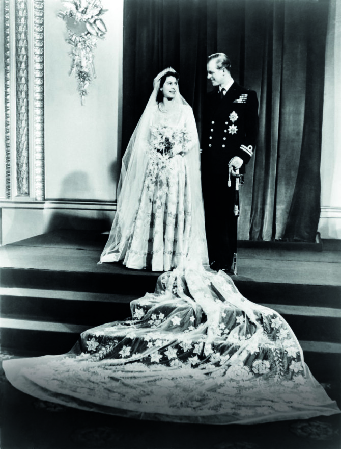 Vida Press nuotr./Princesė Elizabeth ir leitenantas Philipas Mountbattenas savo vestuvių dieną, 1947 m. 