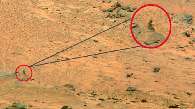 NASA/ m. marsaeigio padaryta nuotrauka, kurioje matomas žmogų primenantis siluetas