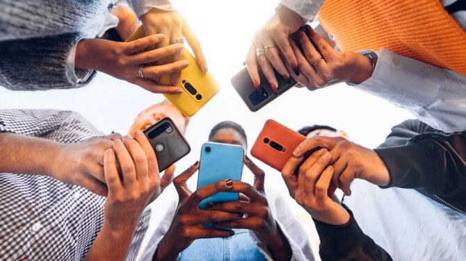 Shutterstock nuotr./Paaugliai su telefonais