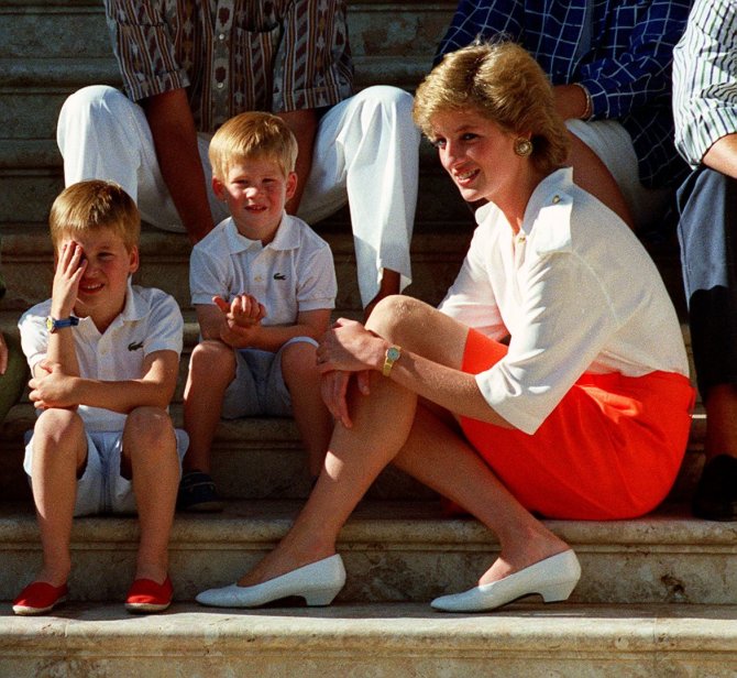 Vida Press nuotr./Princesė Diana su sūnumis Williamu ir Harry (1988 m.)