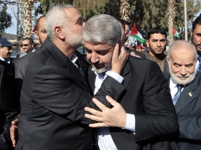 „Reuters“/„Scanpix“ nuotr./„Hamas“ premjeras Ismailas Haniyehas (kairėje) ir „Hamas“ lyderis Khaledas Meshaalas
