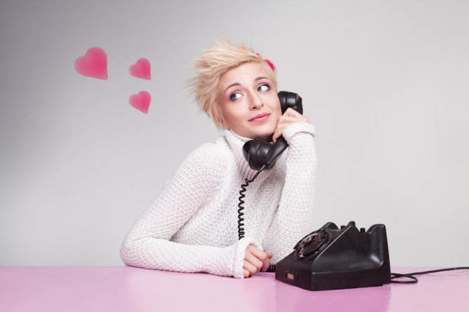„Shutterstock“ nuotr./Mergina kalba telefonu