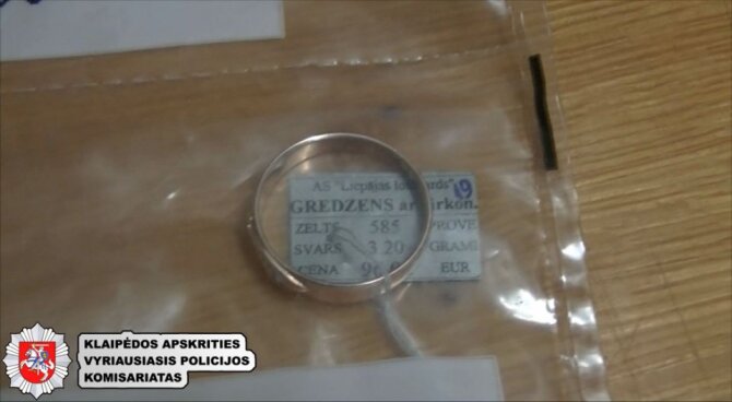 Policijos nuotr./Lombardą Latvijoje apiplėšusi užpuolikų pora bandė sprukti per Palangos oro uostą