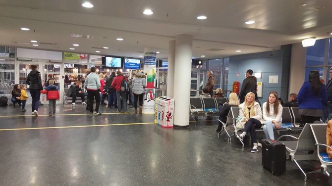 Edvardo Žičkaus „Facebook“ profilio nuotr./Į Hurgadą turėję išskristi keleiviai vis dar laukia lėktuvo VNO