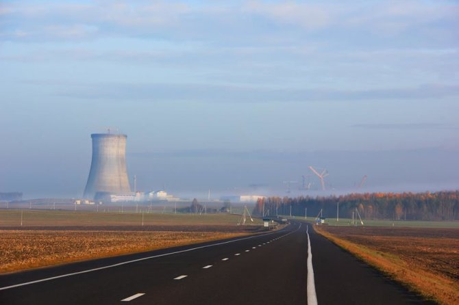 BelAEC paskyros feisbuke nuotr./Pirmasis Astravo AE reaktorius pasipuošė apsaugine „kepure“