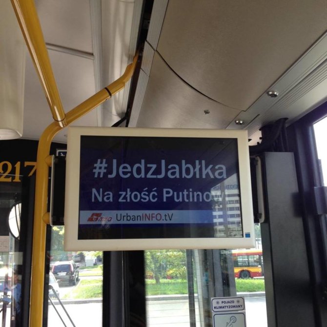 facebook.com nuotrauka/Socialinės kampanijos „Valgyk obuolius ir suerzink Putiną“ reklama Varšuvos viešajame transporte