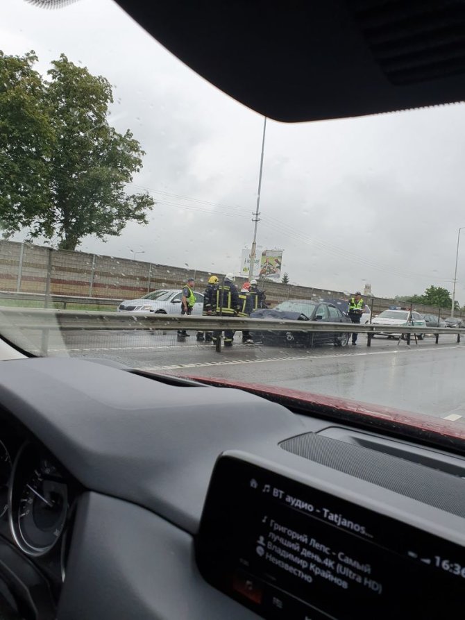 Kadras iš vaizdo įrašo/BMW ir „Renault“ avarija greitkelyje