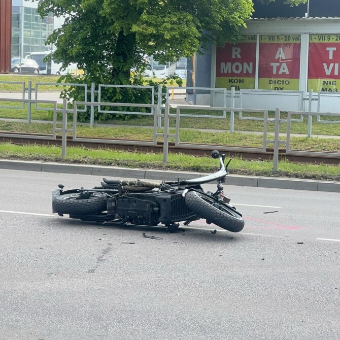 Skaitytojo Deimanto nuotr./Kauno A.Juozapavičiaus prospekte partrenktas motociklininkas