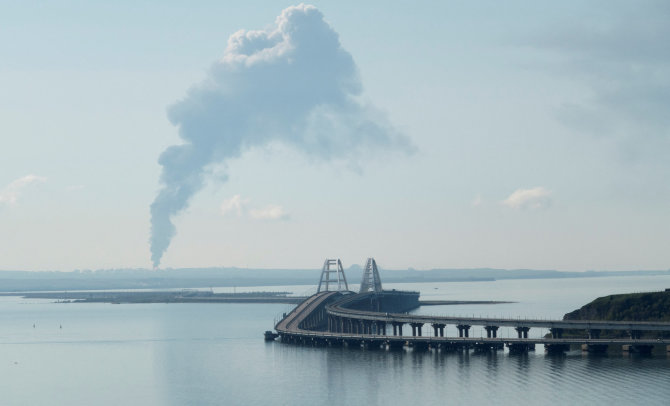 „Reuters“/„Scanpix“ nuotr./Rusijos Federacijos Krasnodaro krašto Volnos kaime, kuris yra netoli Krymo tilto, užsiliepsnojo naftos bazė