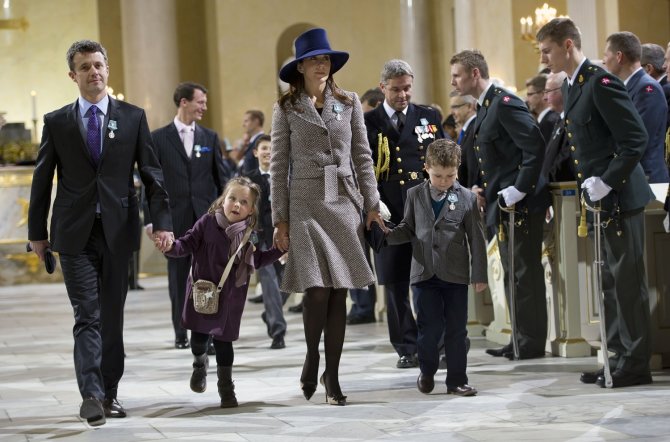 AFP/„Scanpix“ nuotr./Danijos princas Frederikas su žmona princese Mary ir vaikais Isabella ir Christianu