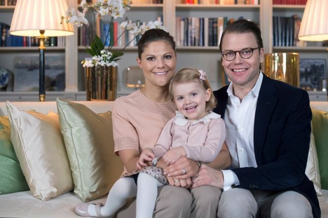 „Facebook“ nuotr./Švedijos princesė Victoria su vyru Danieliu ir dukra Estelle