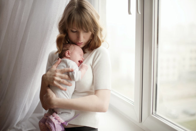 Shutterstock nuotr./Moteris su kūdikiu.