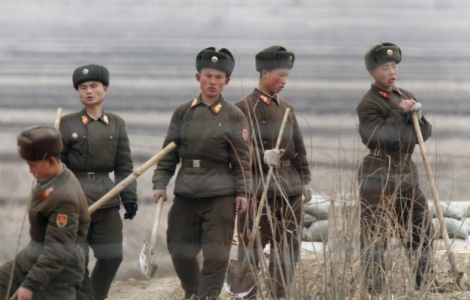 „Reuters“/„Scanpix“ nuotr./Šiaurės Korėjos kariai