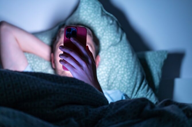 Shutterstock nuotr./Naudojimasis telefonu naktį