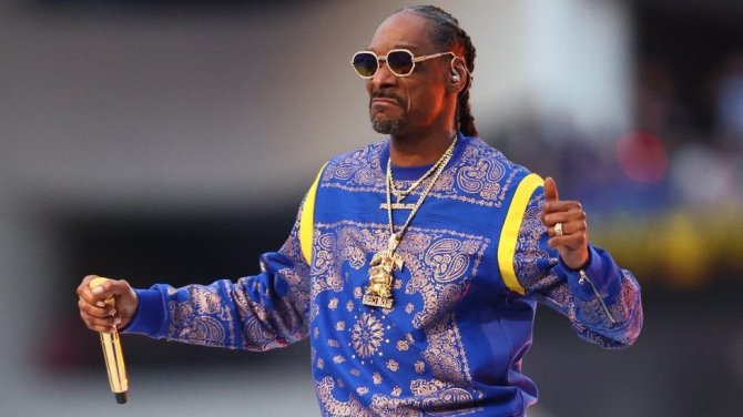 Snoop Dogg Super Bowl renginyje prieš keletą savaičių pasirodė su FaZe Clan grandinėle