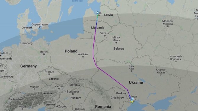flightradar24.com iliustr./„airBaltic“ nusprendė neskraidyti virš Baltarusijos oro erdvės: jau keičia maršrutus
