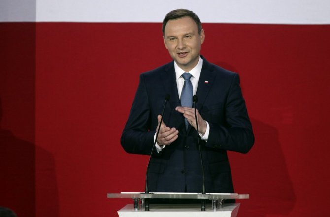 „Reuters“/„Scanpix“ nuotr./Andrzejus Duda švenčia pergalę Lenkijos prezidento rinkimuose
