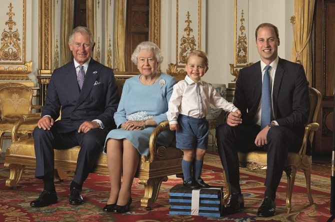 Ranald Mackechnie nuotr./Britų karališkoji šeima: princas Charlesas, karalienė Elizabeth II, princas George'as ir princas Williamas