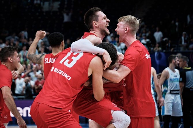 FIBA nuotr./Mateušo Ponitkos (viduryje) ir lenkų pergalės šokis