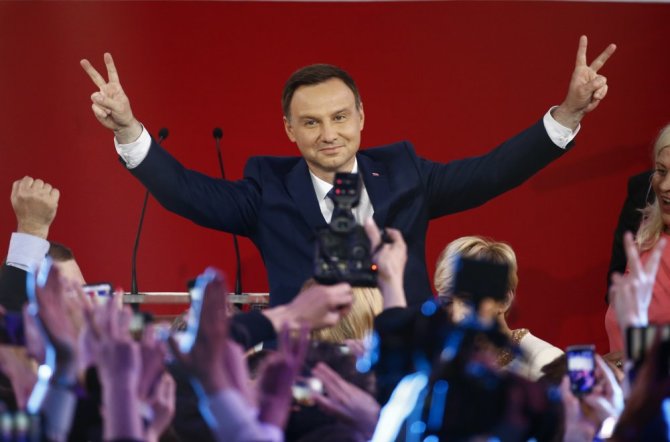 „Reuters“/„Scanpix“ nuotr./Andrzejus Duda švenčia pergalę Lenkijos prezidento rinkimuose