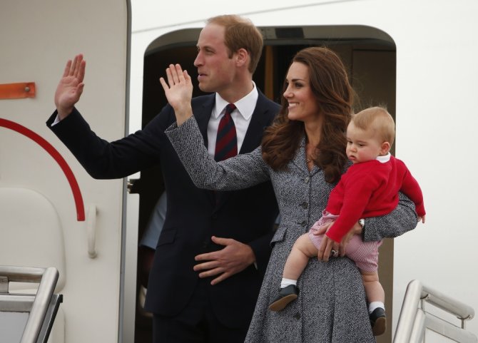 „Reuters“/„Scanpix“ nuotr./Princas Williamas ir Kembridžo hercogienė Catherine su sūnumi George'u