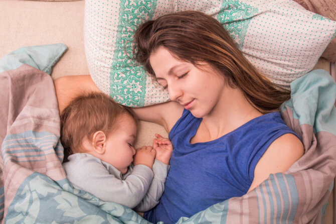 Shutterstock nuotr./Mama miega su kūdikiu