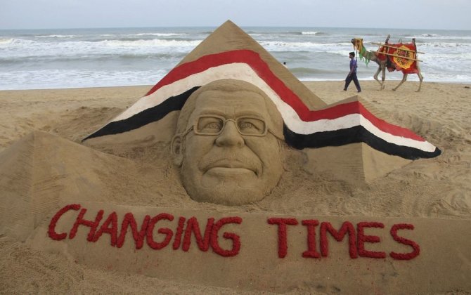 „Reuters“/„Scanpix“ nuotr./Nuversto Egipto prezidento Mohamedo Mursi smėlio skulptūra