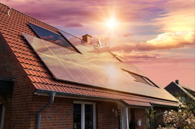 Shutterstock nuotr./Saulės elektrinė ant stogo