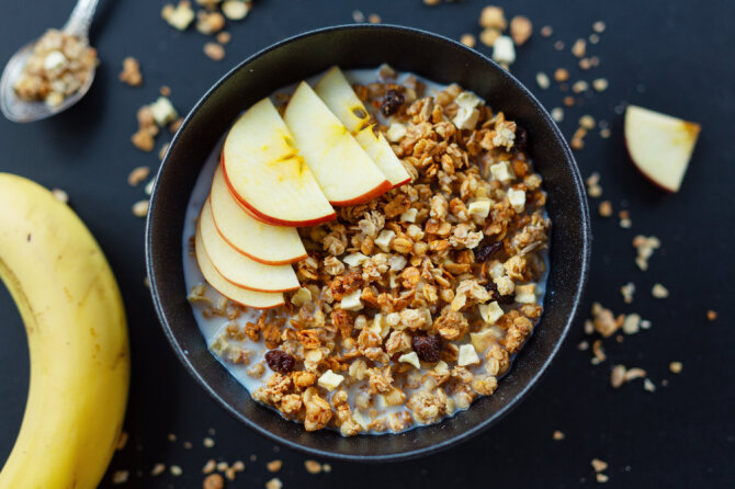 Shutterstock nuotr./Granola su obuoliais ir cinamonu