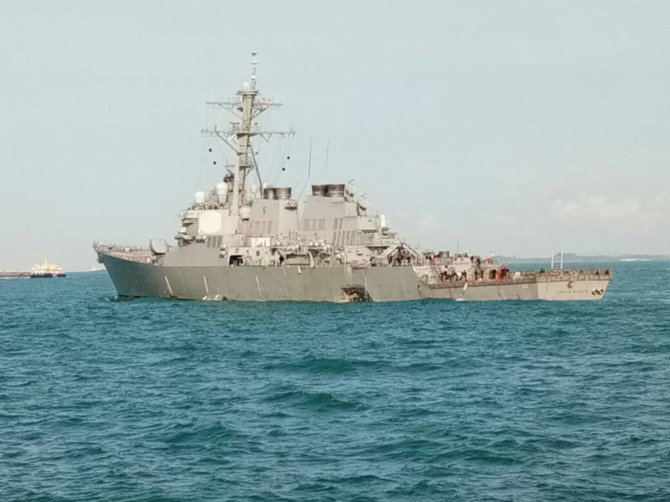 „Reuters“/„Scanpix“ nuotr./Minininkas „USS John S.McCain“ po susidūrimo